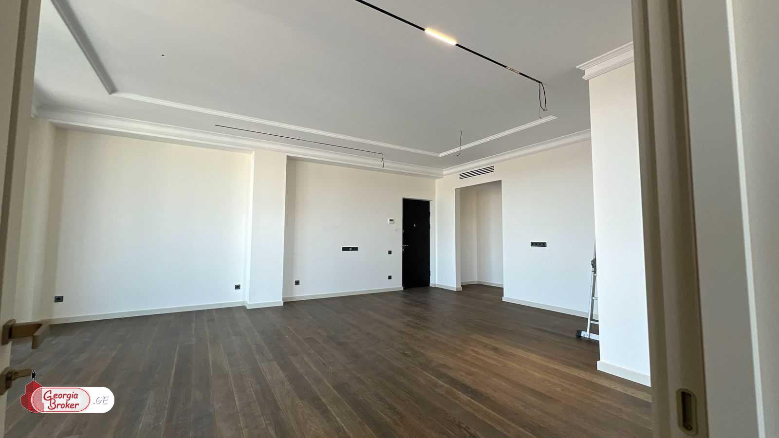 продается квартира с новым ремонтом 5-комнат