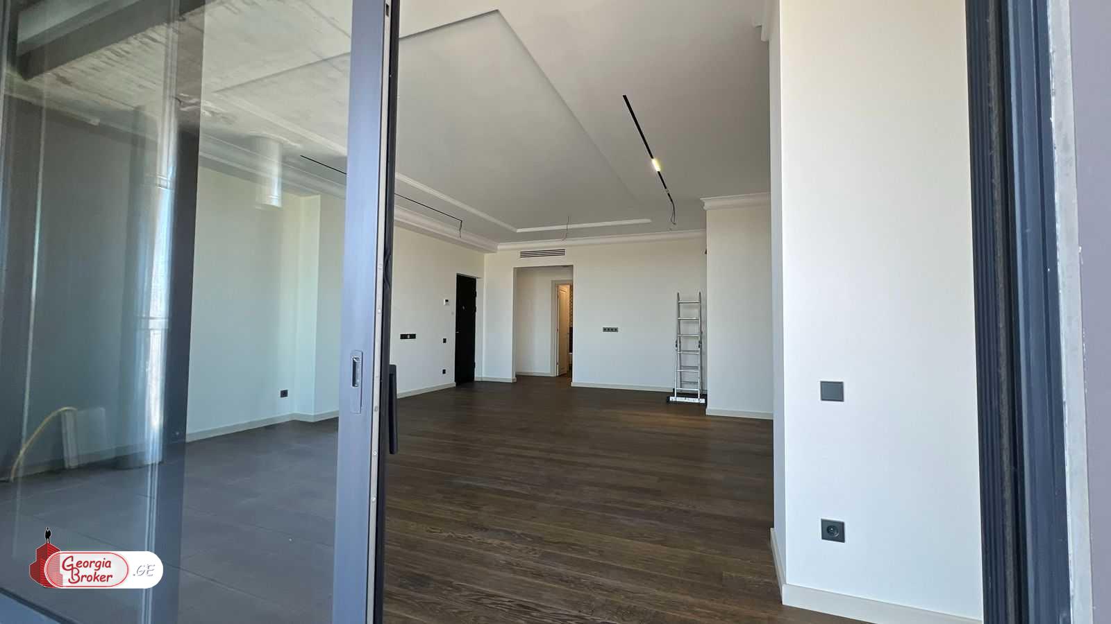 продается квартира с новым ремонтом 5-комнат