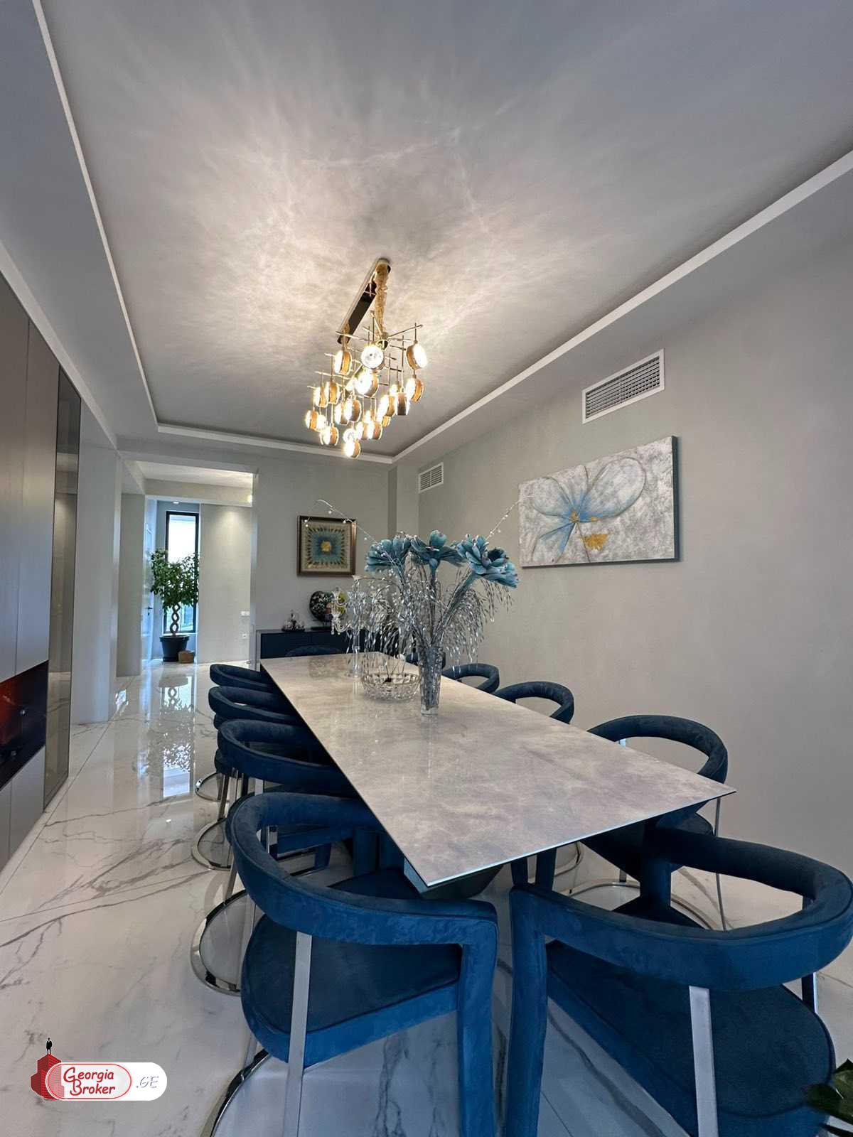 იყიდება ახალი გარემონტებული 11 ოთახიანი სახლი