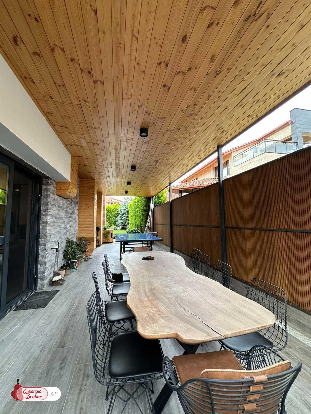 იყიდება ახალი გარემონტებული 11 ოთახიანი სახლი