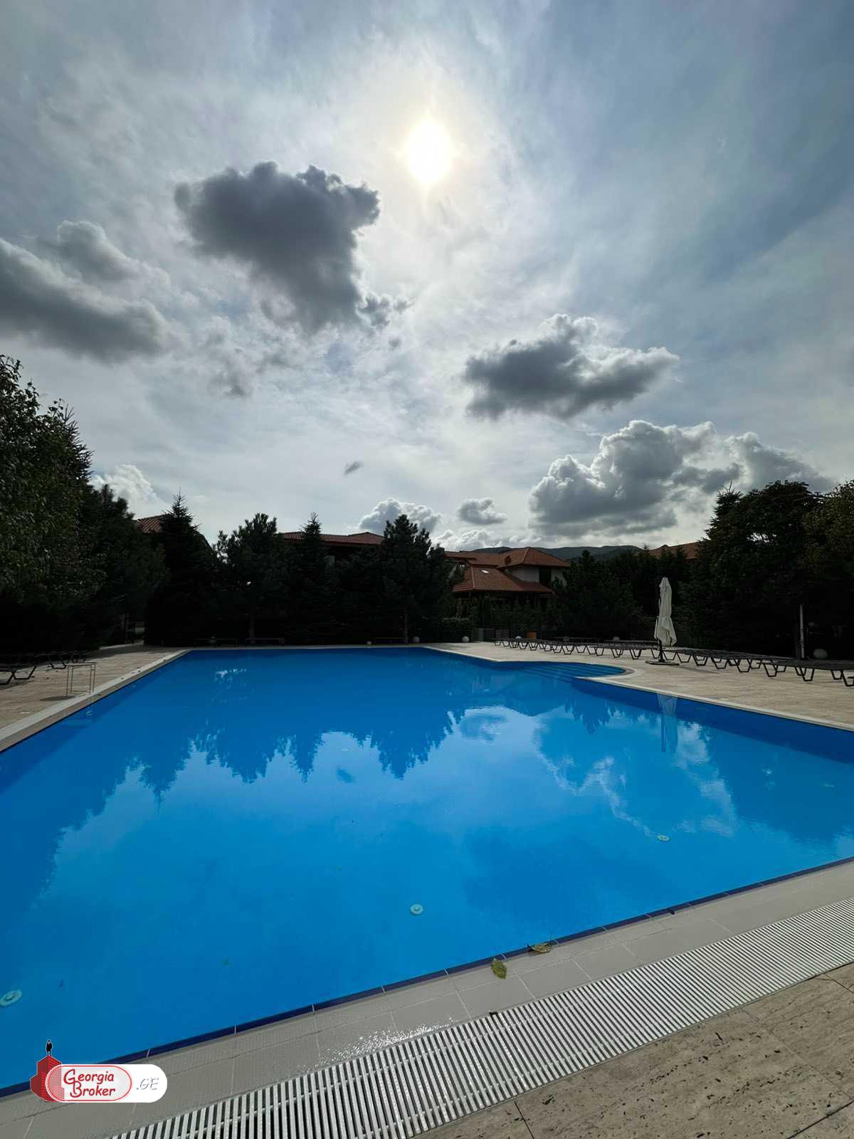 იყიდება ახალი გარემონტებული 11 ოთახიანი სახლი