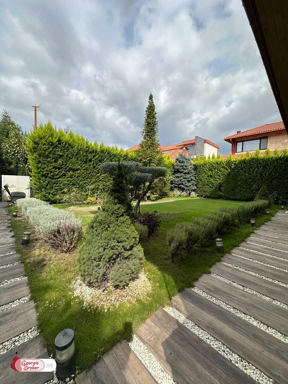 იყიდება ახალი გარემონტებული 11 ოთახიანი სახლი