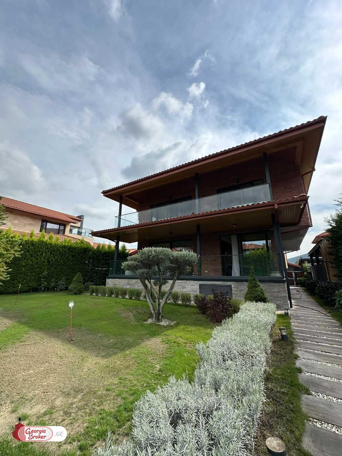 продается дом с новым ремонтом 11-комнат