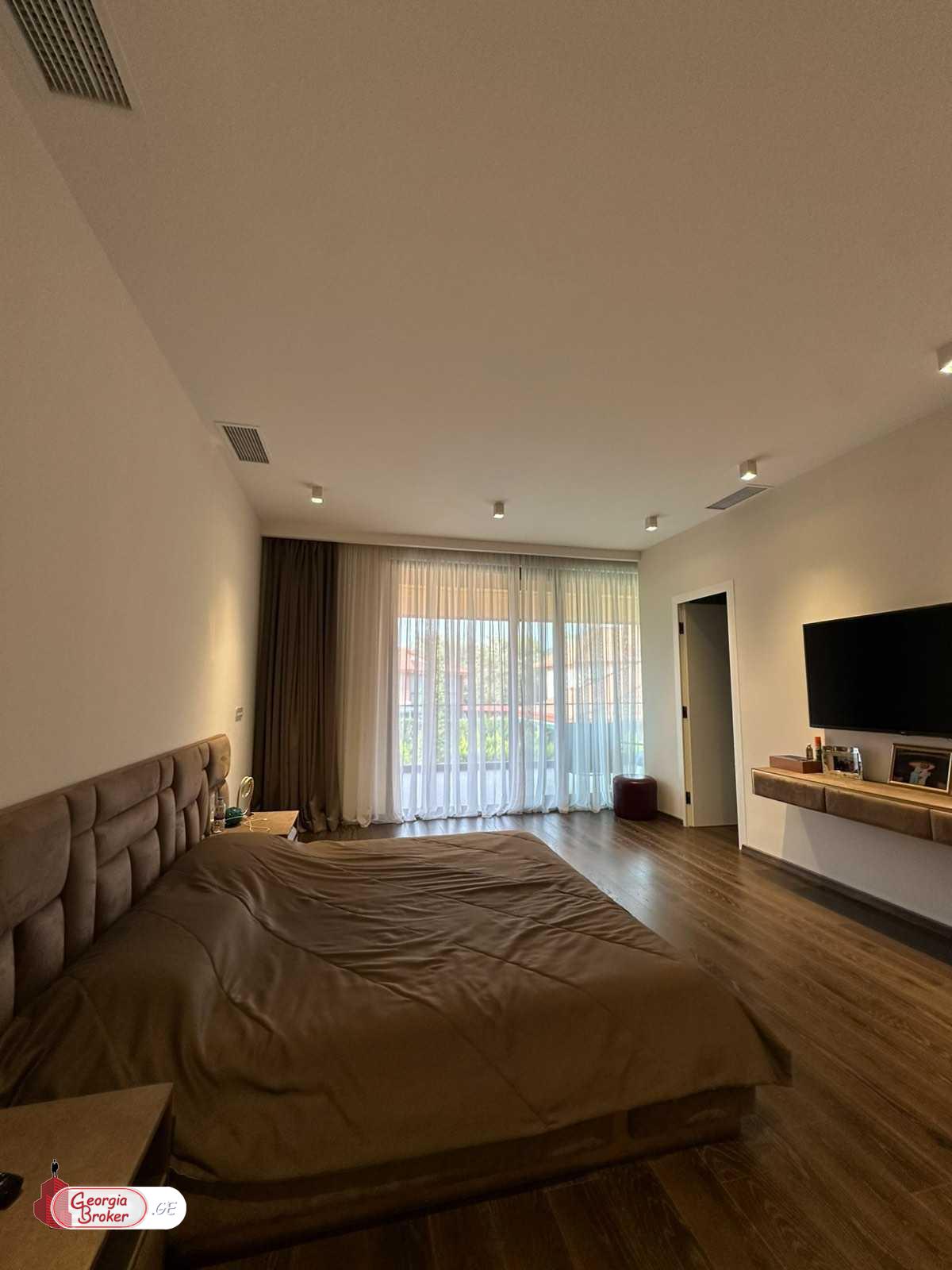 продается дом с новым ремонтом 11-комнат