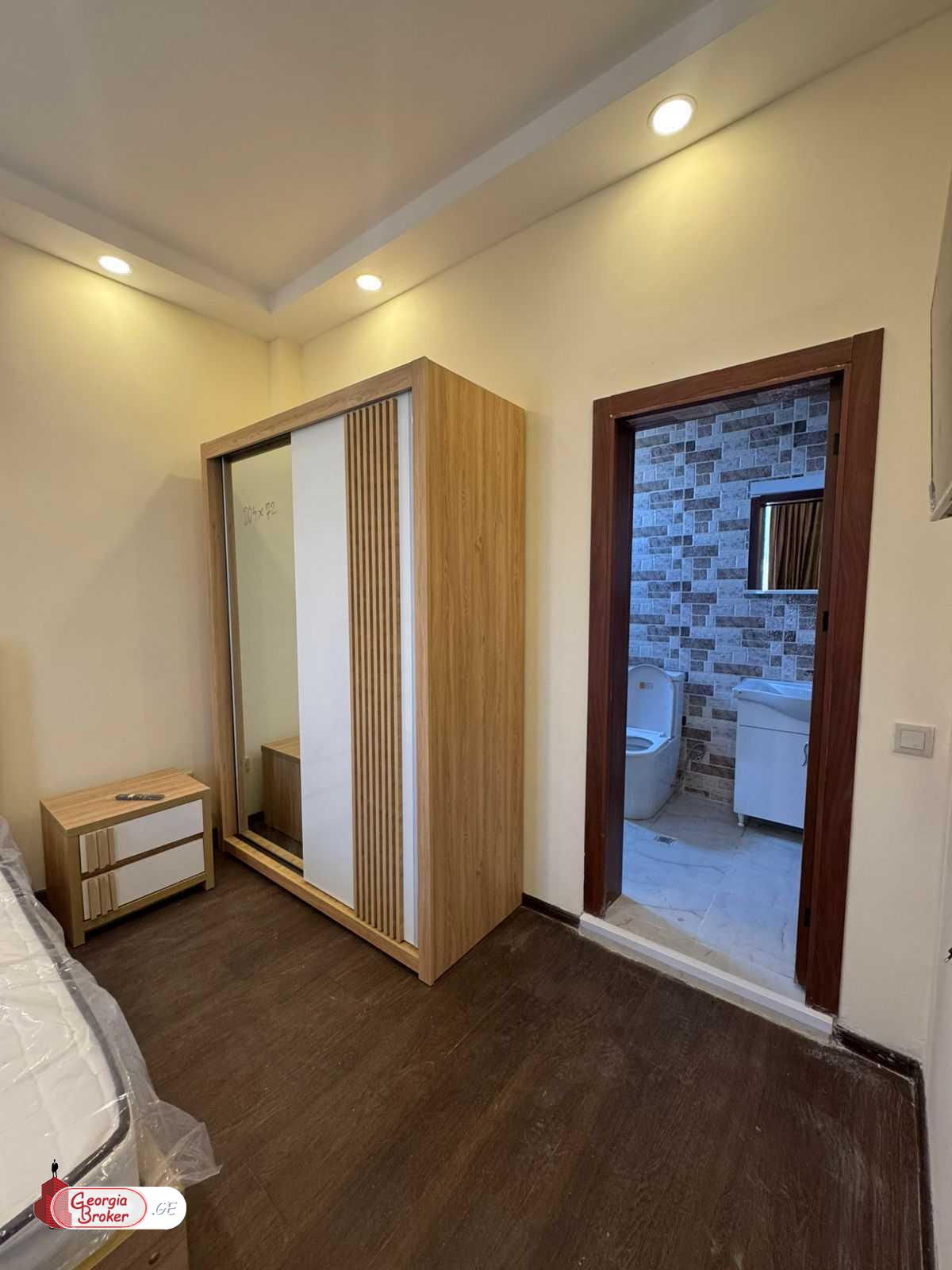 продается дом с новым ремонтом 4-комнаты