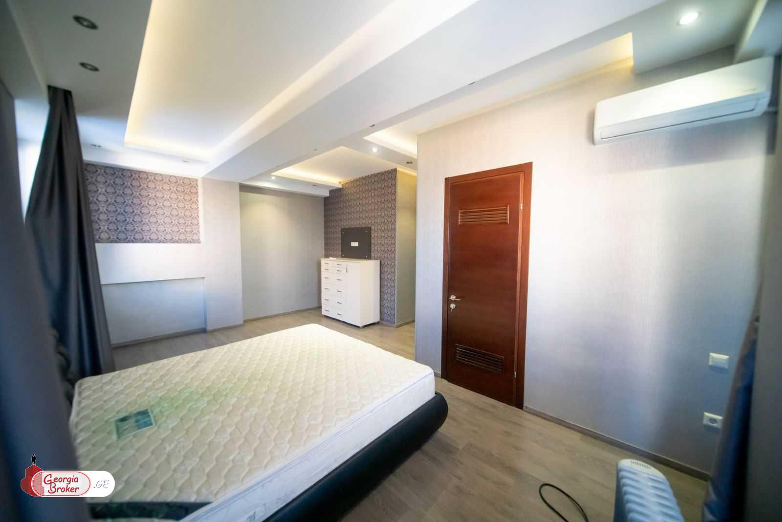 იყიდება ახალი გარემონტებული 5 ოთახიანი ბინა