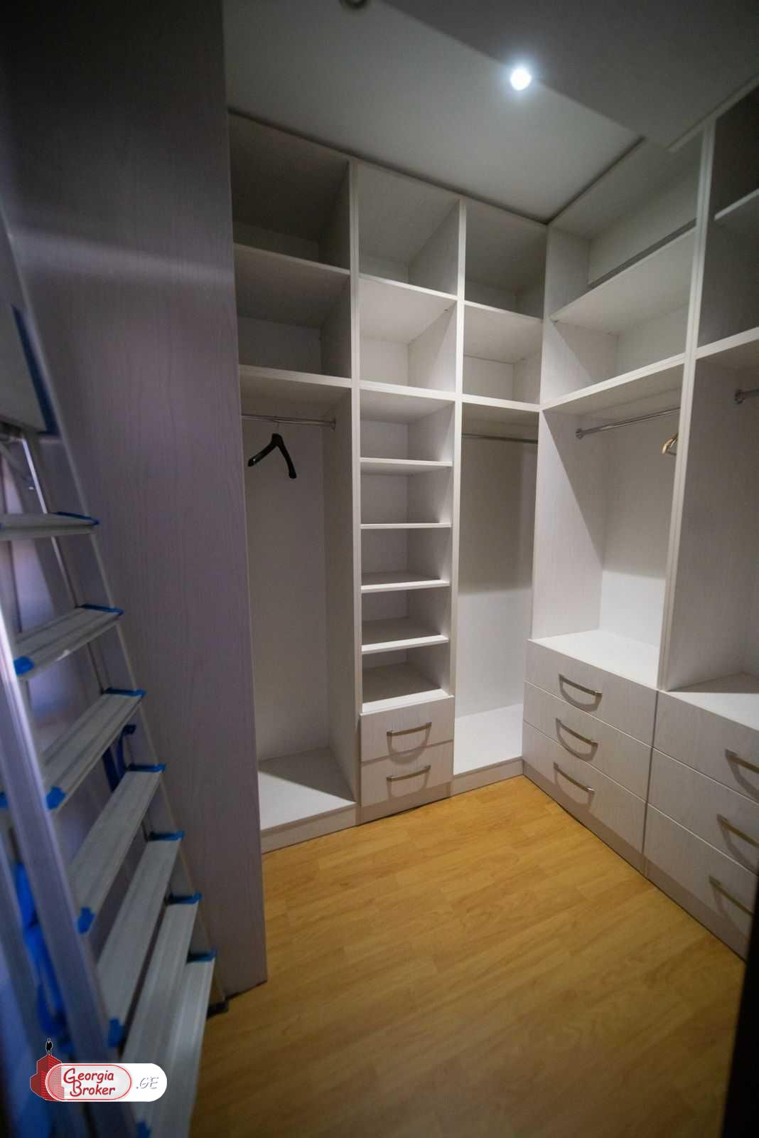 იყიდება ახალი გარემონტებული 5 ოთახიანი ბინა