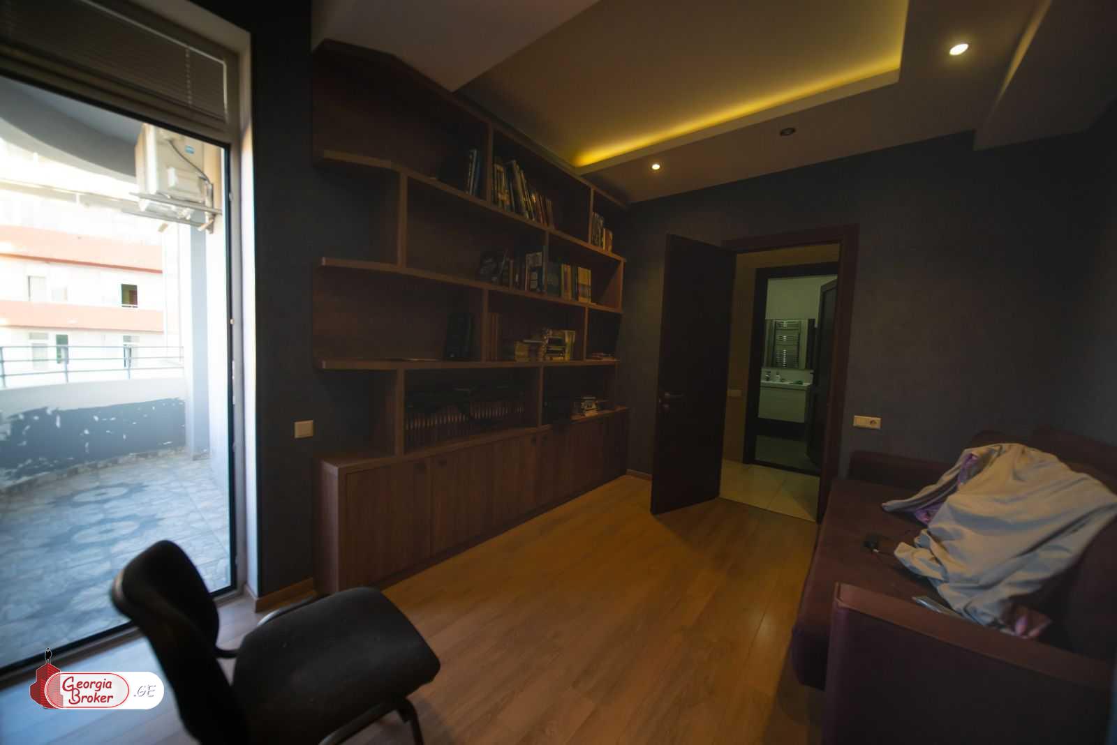 იყიდება ახალი გარემონტებული 5 ოთახიანი ბინა