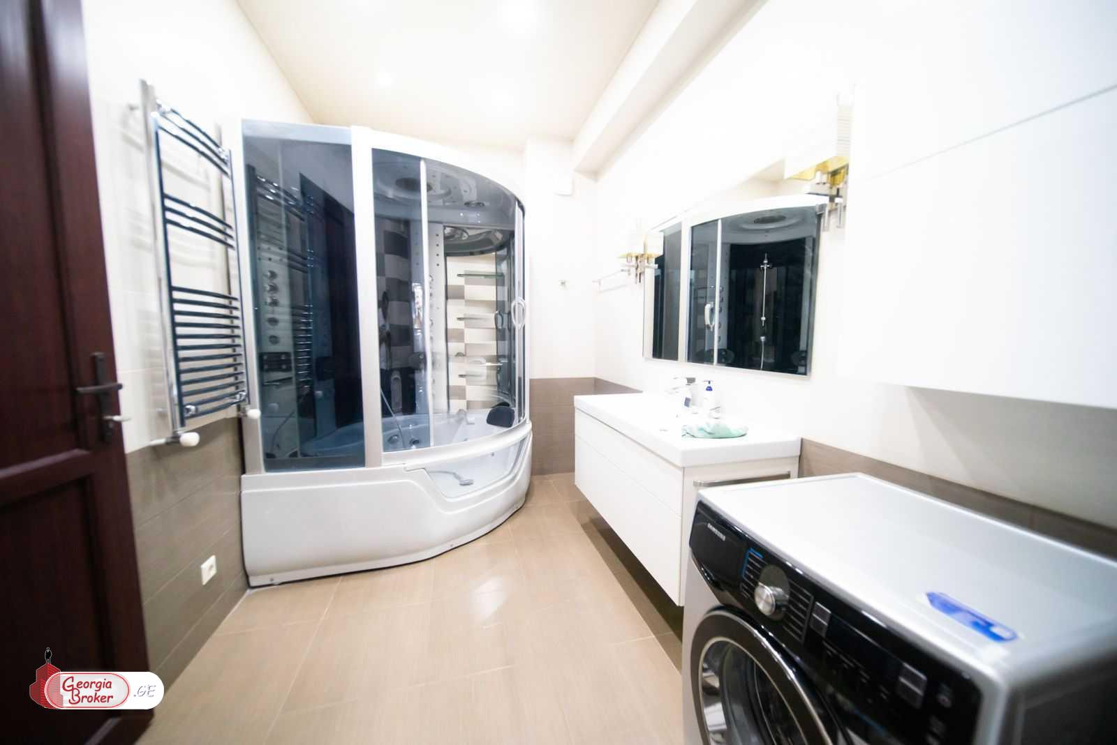 იყიდება ახალი გარემონტებული 5 ოთახიანი ბინა