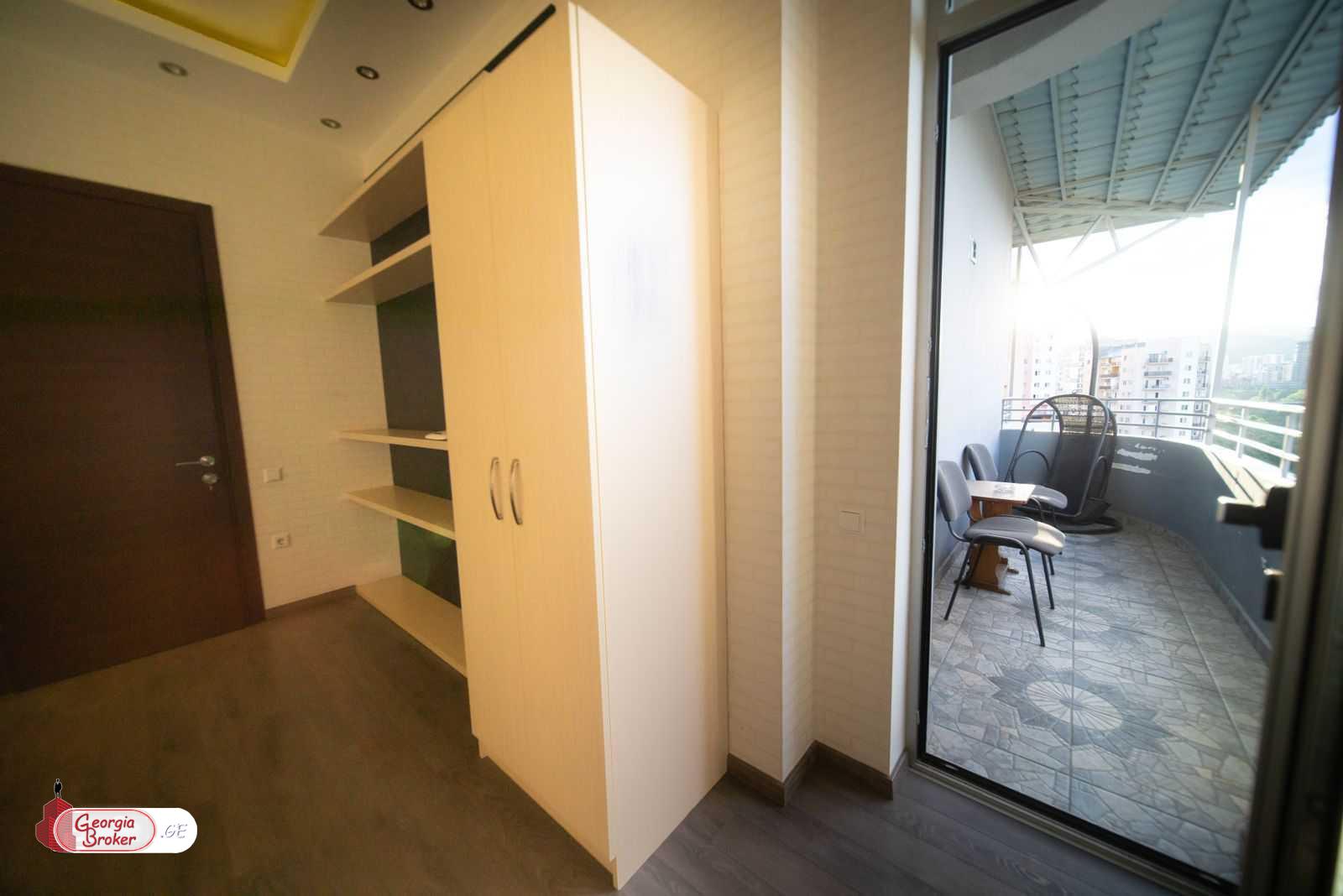 იყიდება ახალი გარემონტებული 5 ოთახიანი ბინა