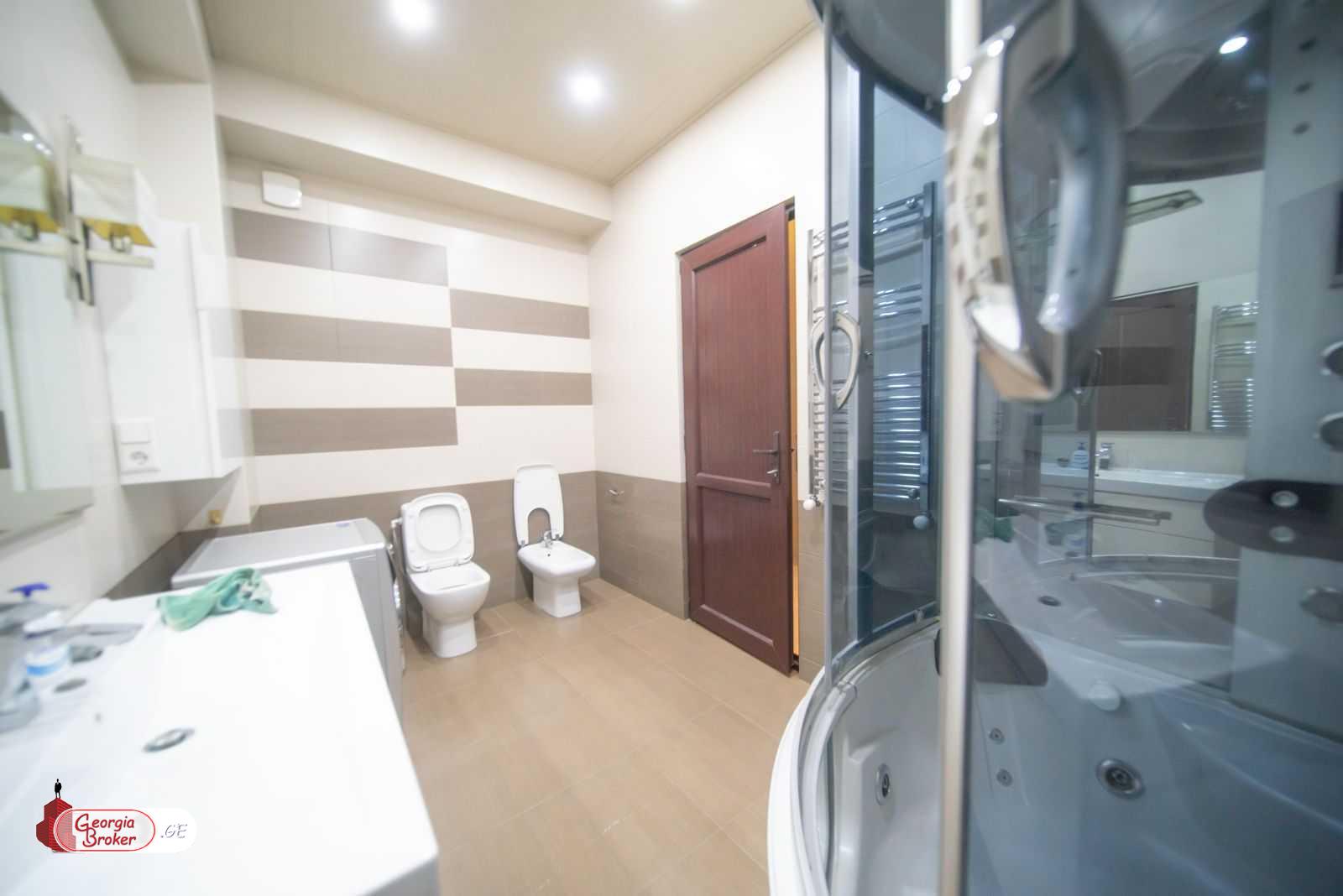 იყიდება ახალი გარემონტებული 5 ოთახიანი ბინა