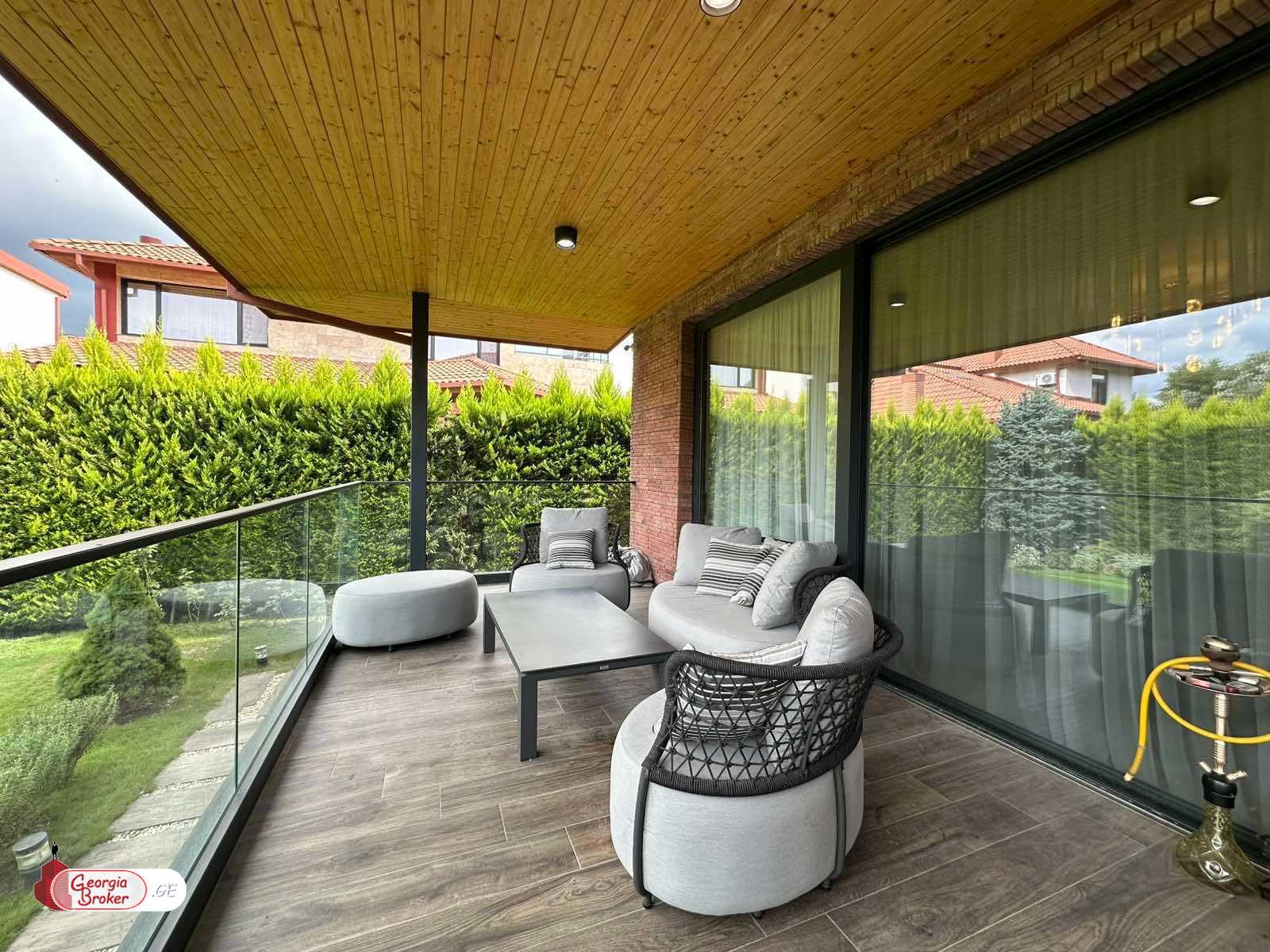 იყიდება ახალი გარემონტებული 11 ოთახიანი სახლი