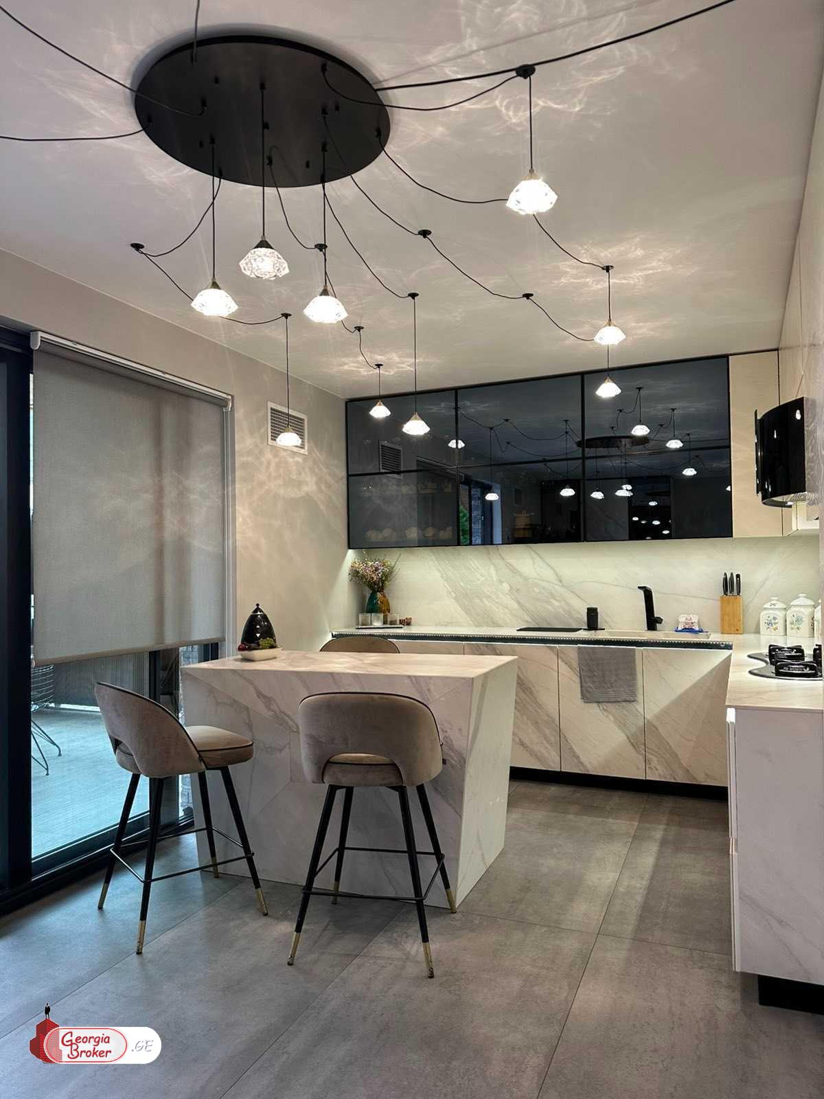 იყიდება ახალი გარემონტებული 11 ოთახიანი სახლი