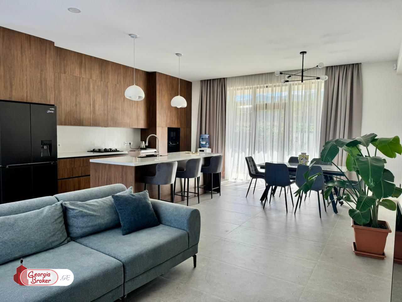 იყიდება ახალი გარემონტებული 7 ოთახიანი სახლი