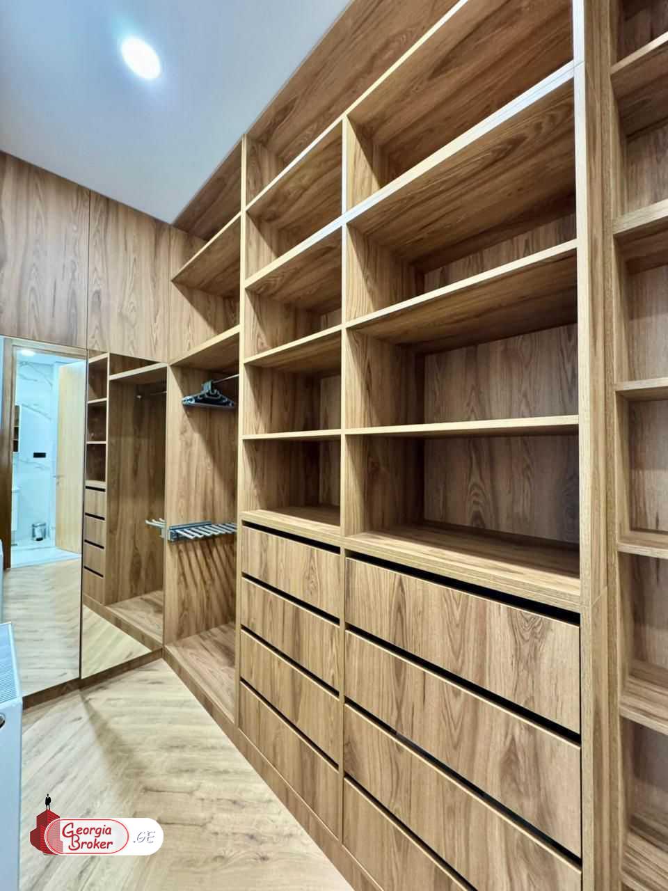 იყიდება ახალი გარემონტებული 7 ოთახიანი სახლი