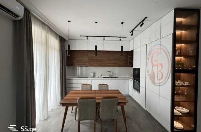 იყიდება ახალი გარემონტებული 5 ოთახიანი ბინა