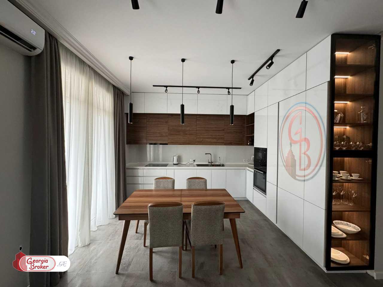 продается квартира с новым ремонтом 5-комнат