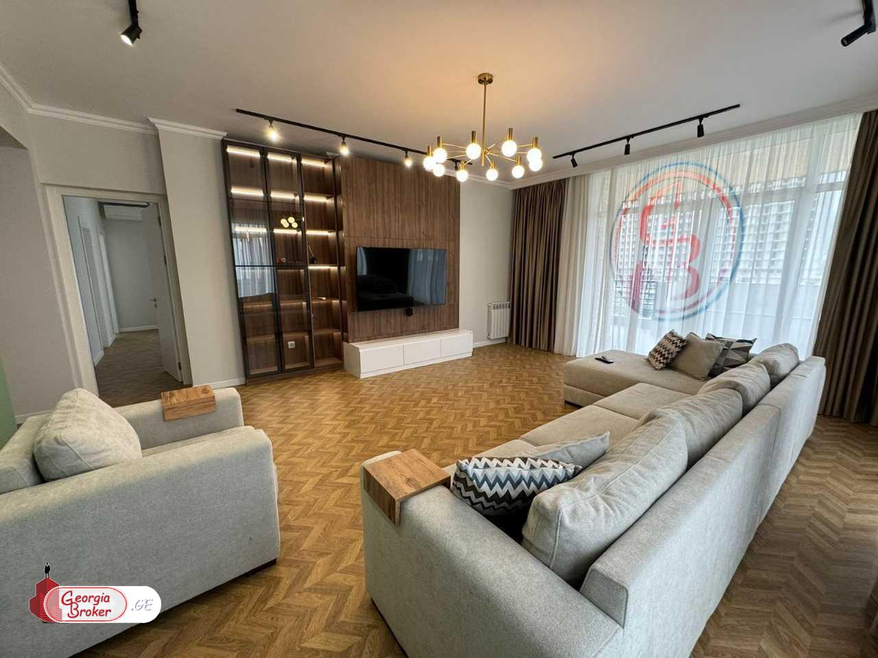 продается квартира с новым ремонтом 5-комнат