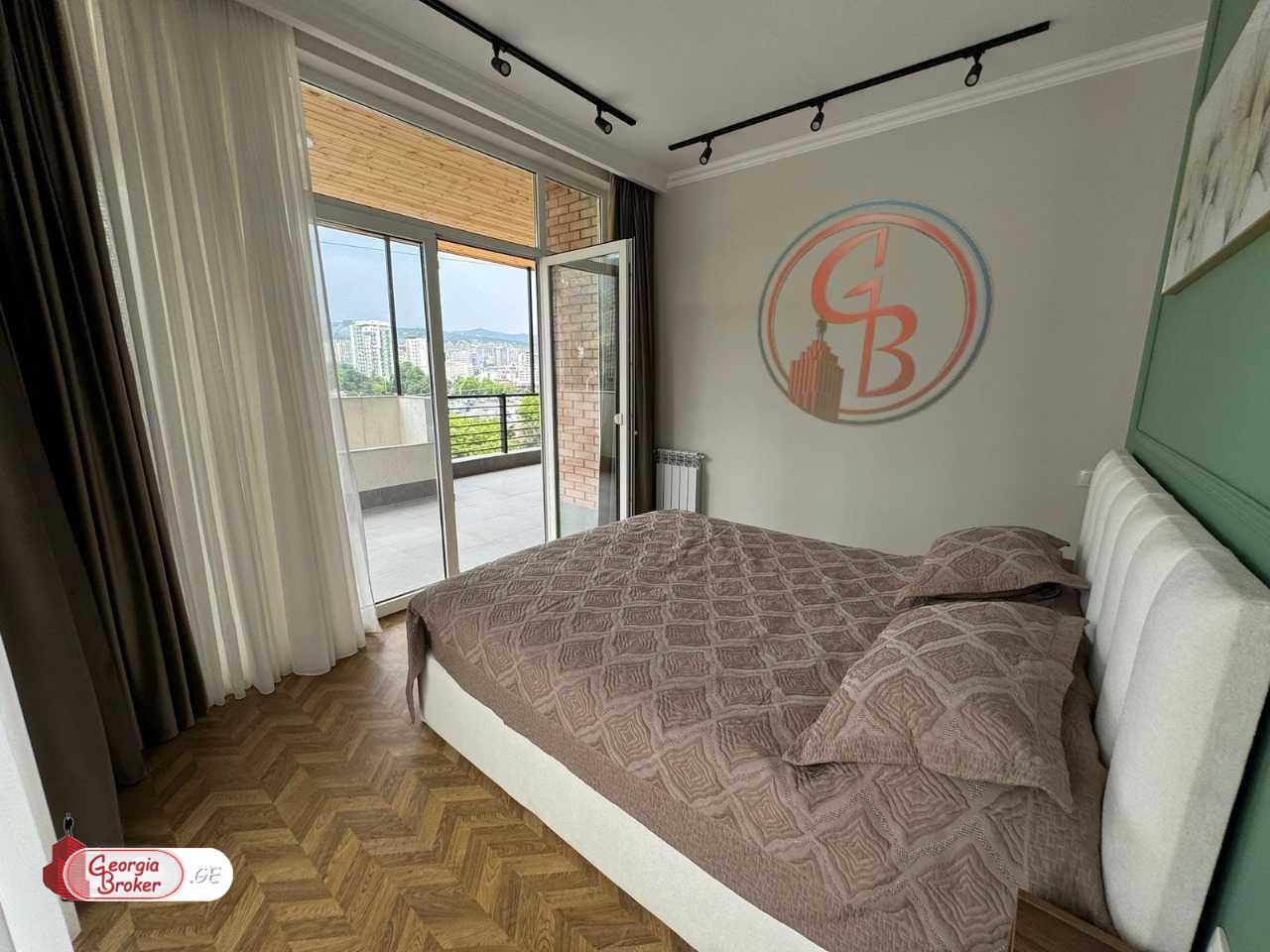 продается квартира с новым ремонтом 5-комнат