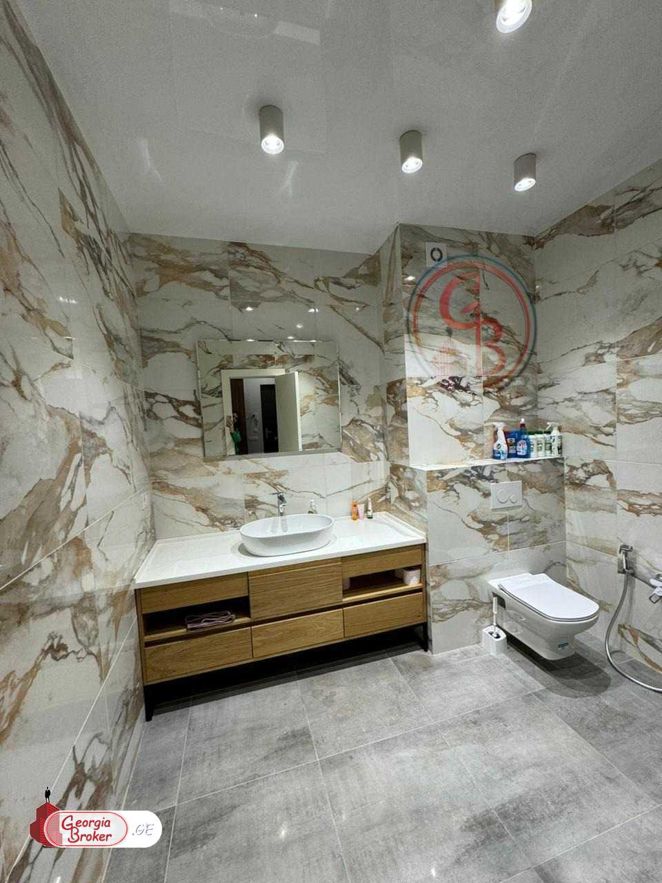 продается квартира с новым ремонтом 5-комнат