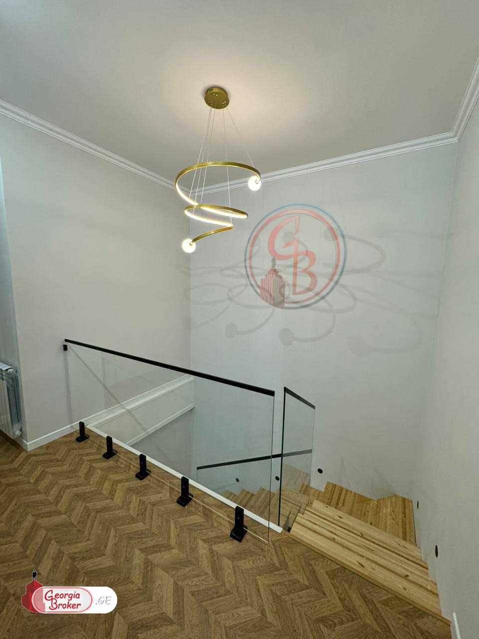 продается квартира с новым ремонтом 5-комнат