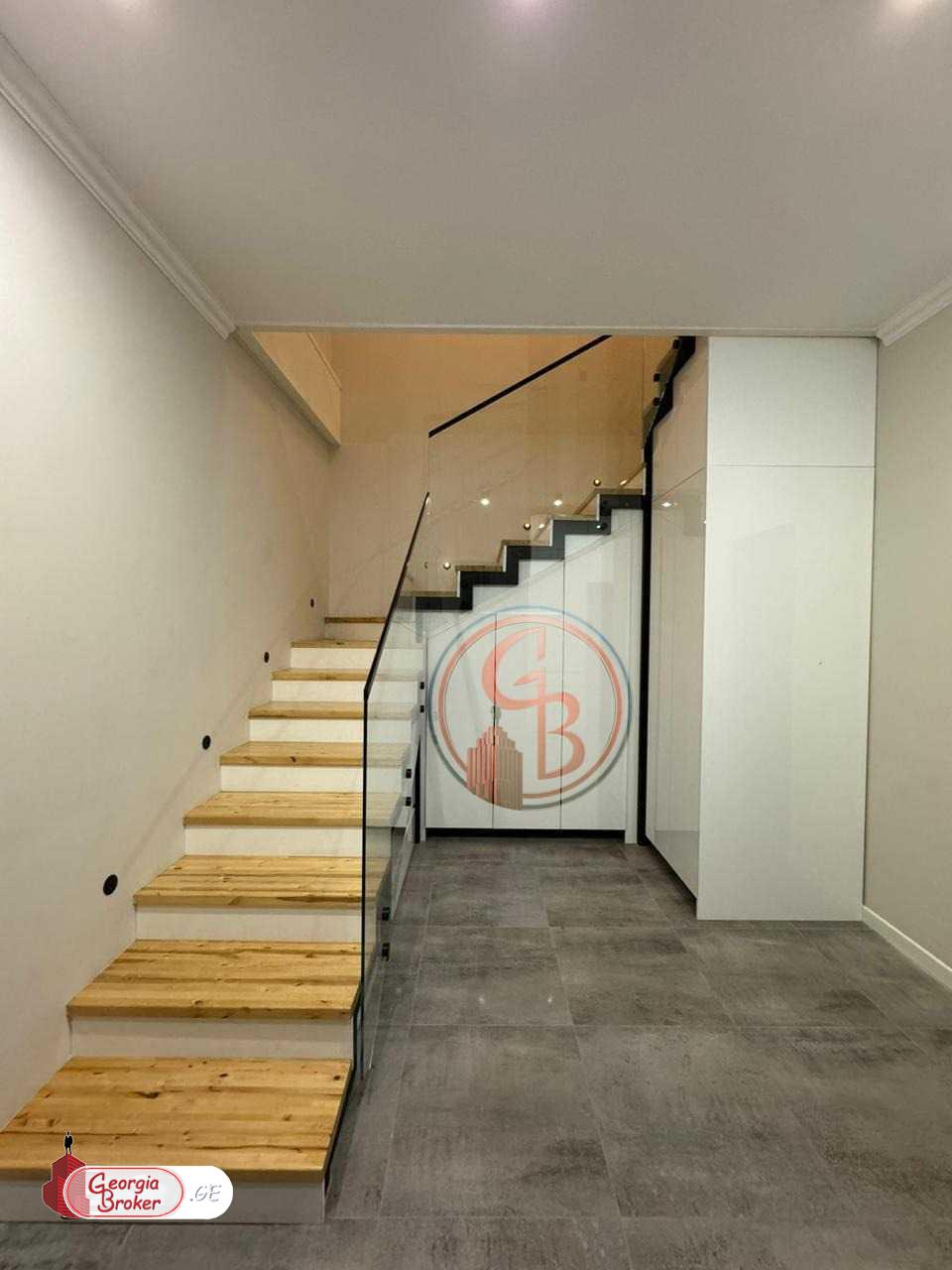 продается квартира с новым ремонтом 5-комнат