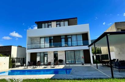 იყიდება ახალი გარემონტებული 7 ოთახიანი სახლი