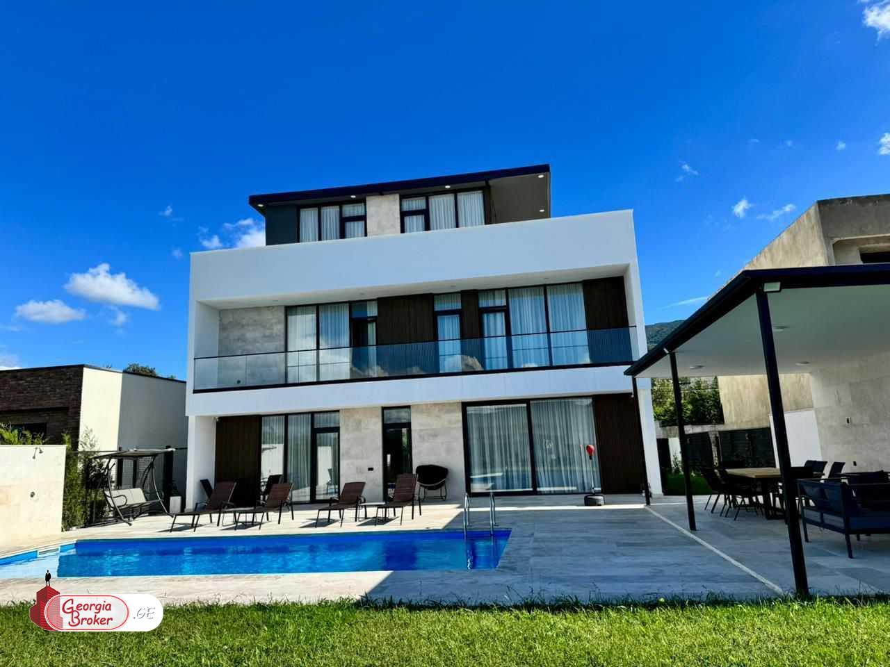 იყიდება ახალი გარემონტებული 7 ოთახიანი სახლი