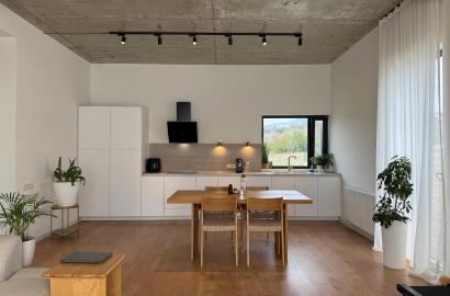 იყიდება ახალი გარემონტებული 4 ოთახიანი სახლი