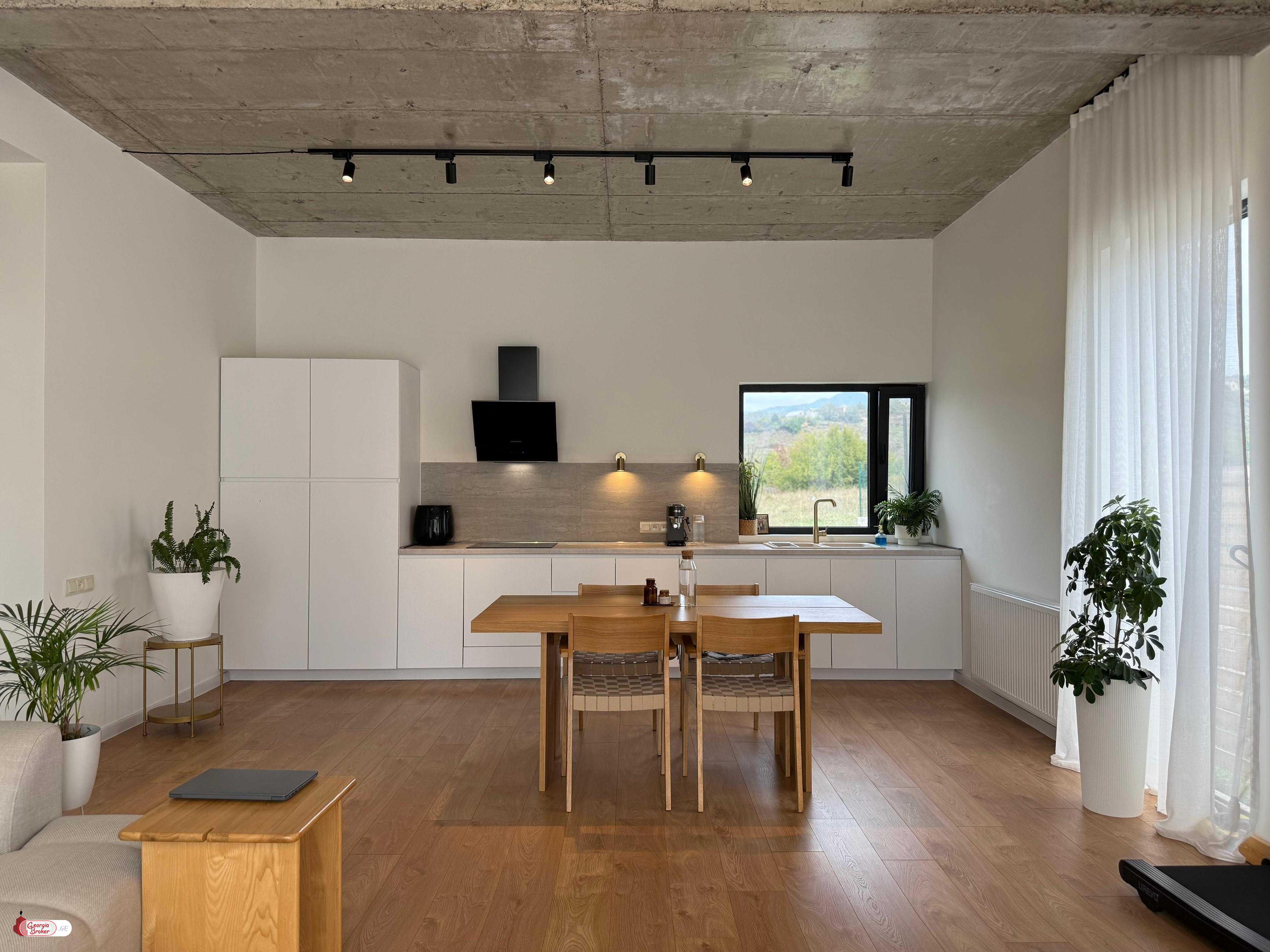 იყიდება ახალი გარემონტებული 4 ოთახიანი სახლი