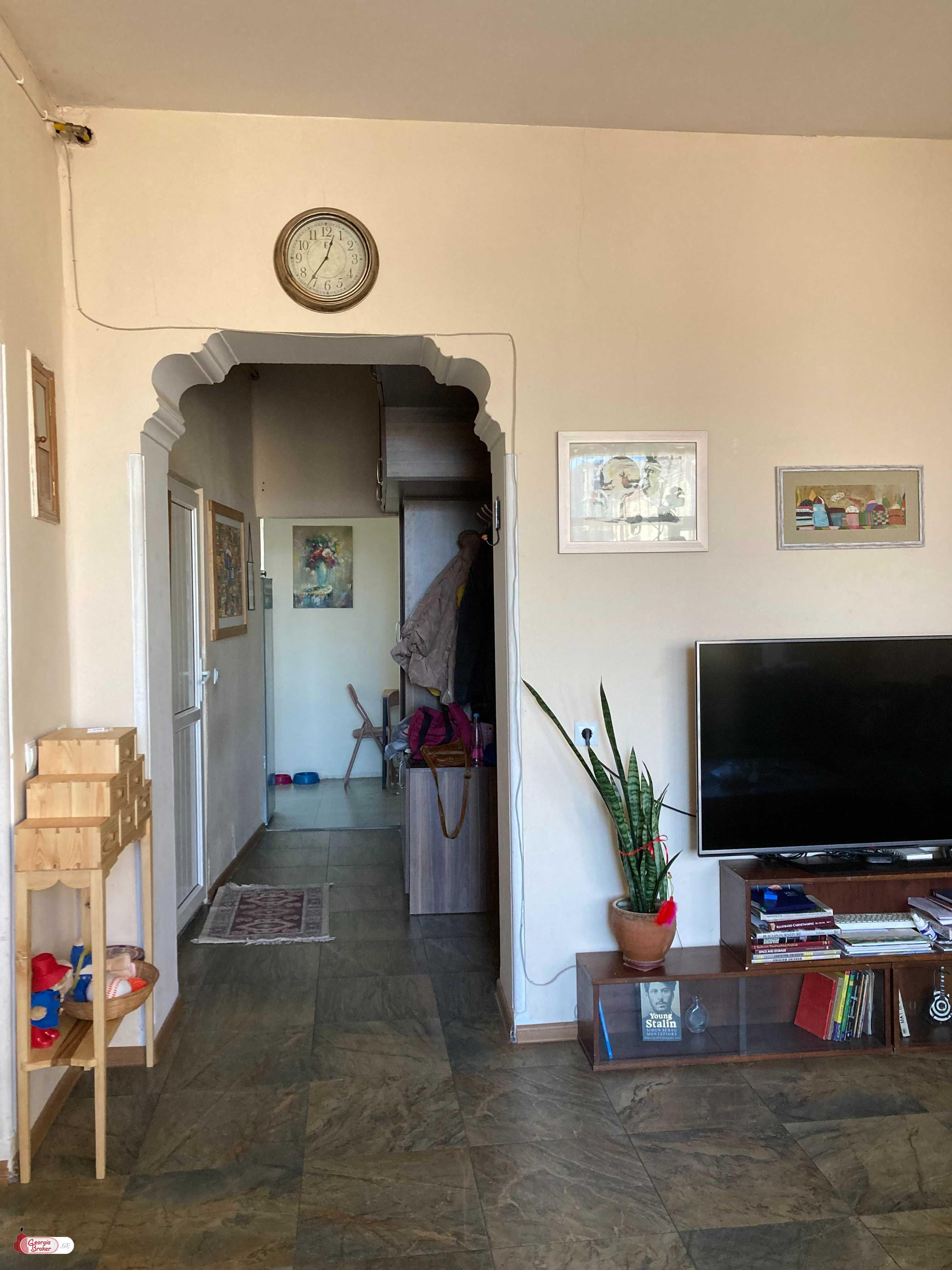 იყიდება ახალი გარემონტებული 2 ოთახიანი ბინა