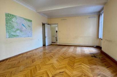 იყიდება ძველი გარემონტებული საოფისე ფართი