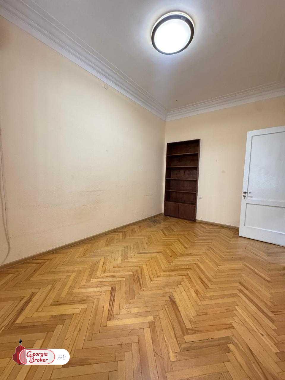 იყიდება ძველი გარემონტებული საოფისე ფართი