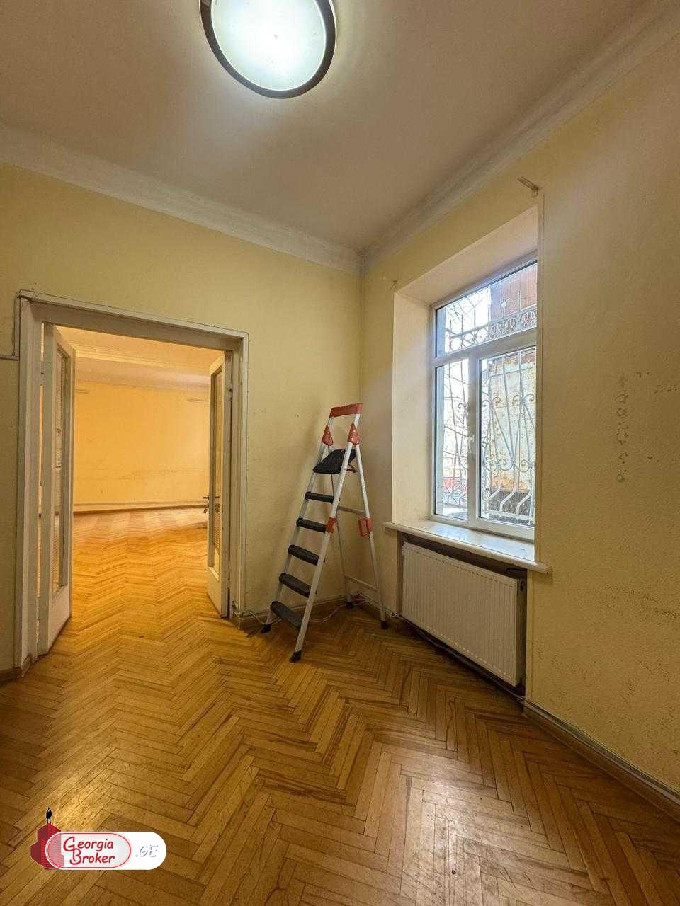 იყიდება ძველი გარემონტებული საოფისე ფართი