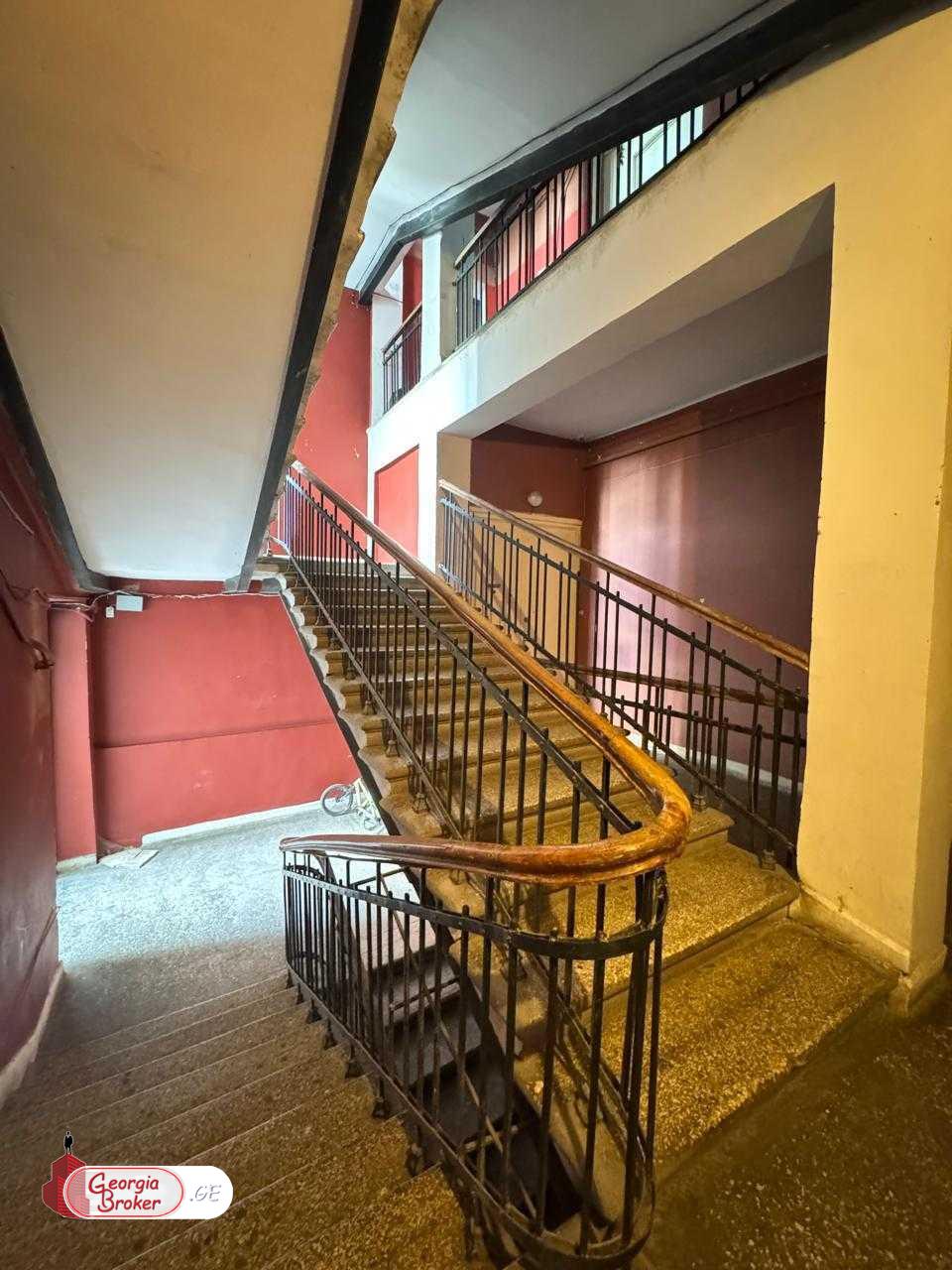 იყიდება ძველი გარემონტებული საოფისე ფართი