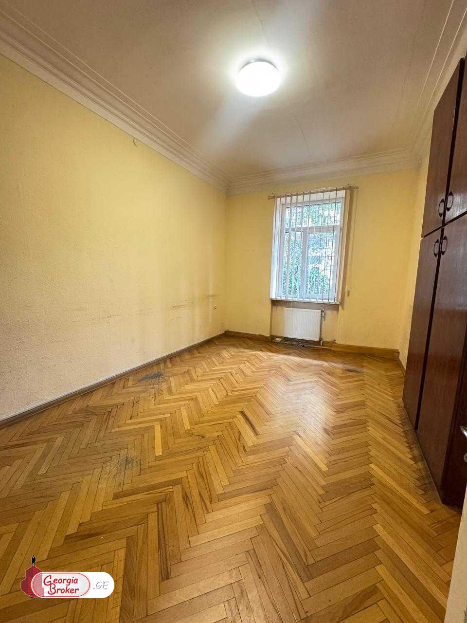 იყიდება ძველი გარემონტებული საოფისე ფართი