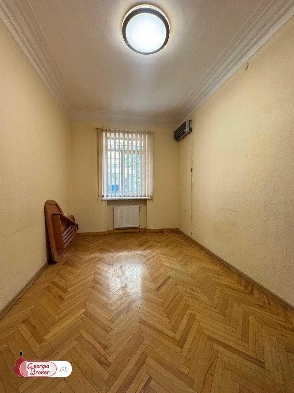 იყიდება ძველი გარემონტებული საოფისე ფართი