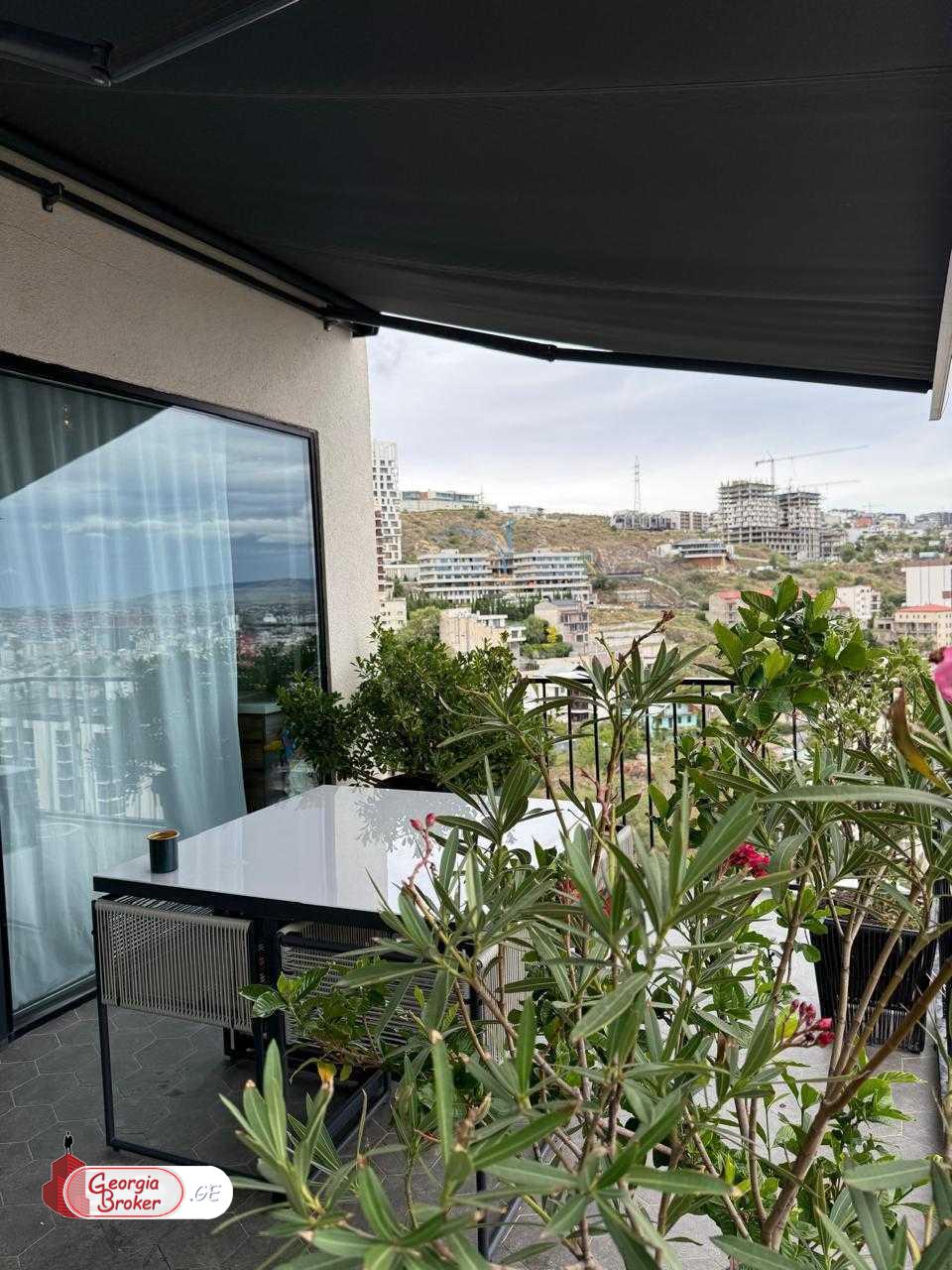 продается квартира с новым ремонтом 4-комнаты