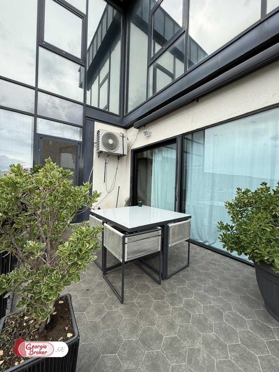 продается квартира с новым ремонтом 4-комнаты