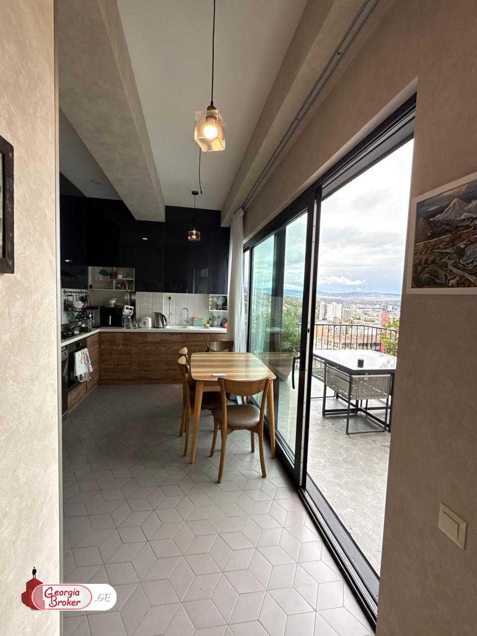 продается квартира с новым ремонтом 4-комнаты