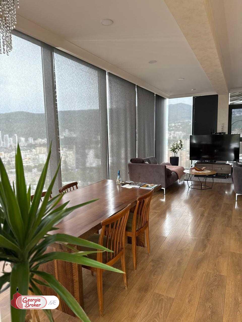 продается квартира с новым ремонтом 4-комнаты