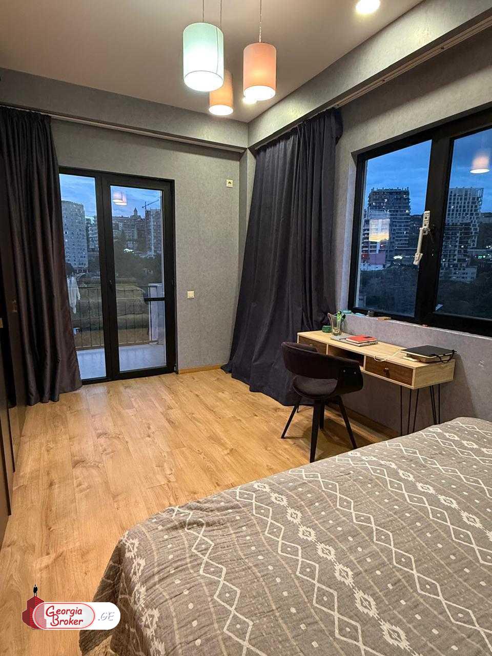 продается квартира с новым ремонтом 4-комнаты