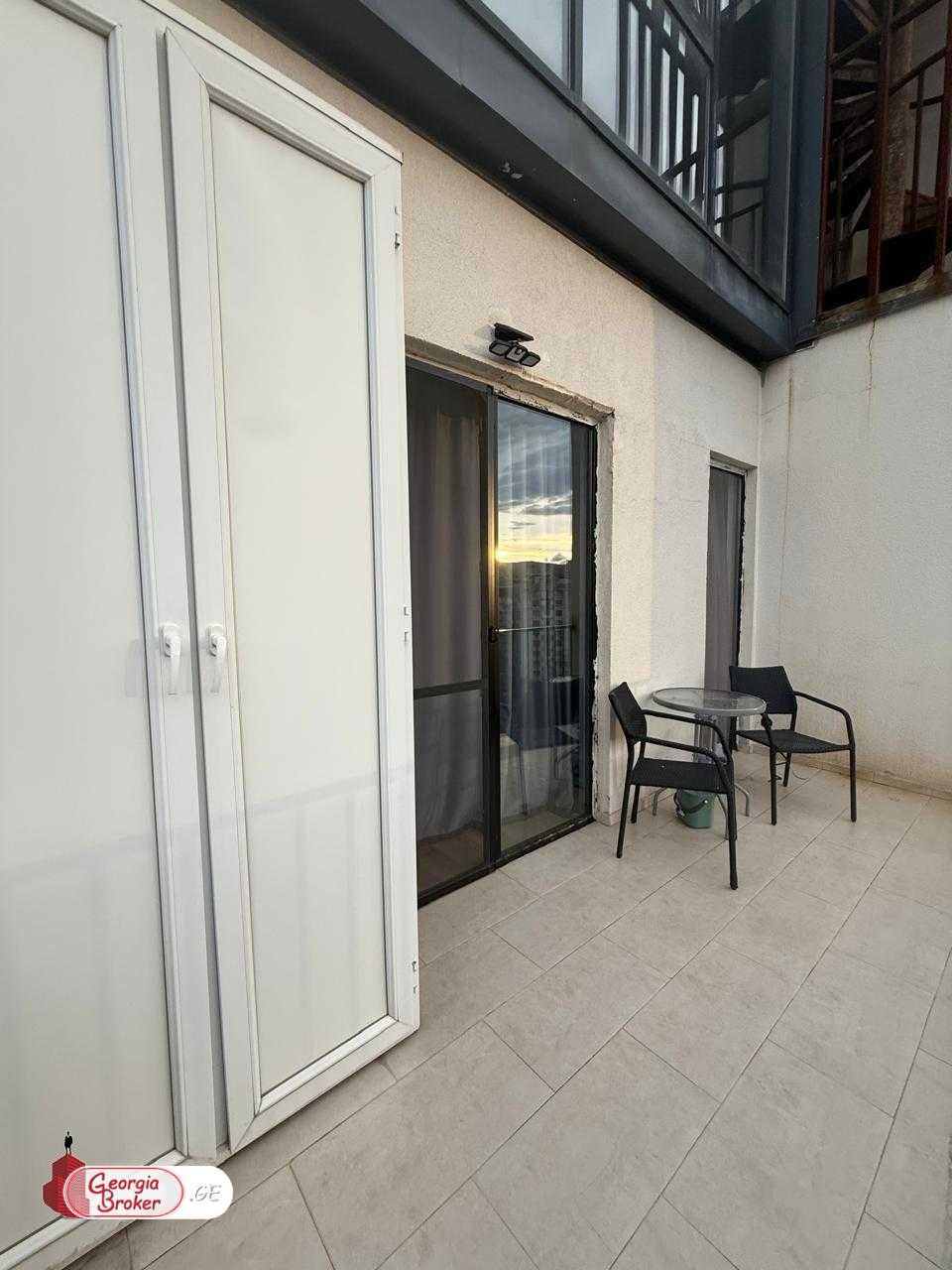 продается квартира с новым ремонтом 4-комнаты