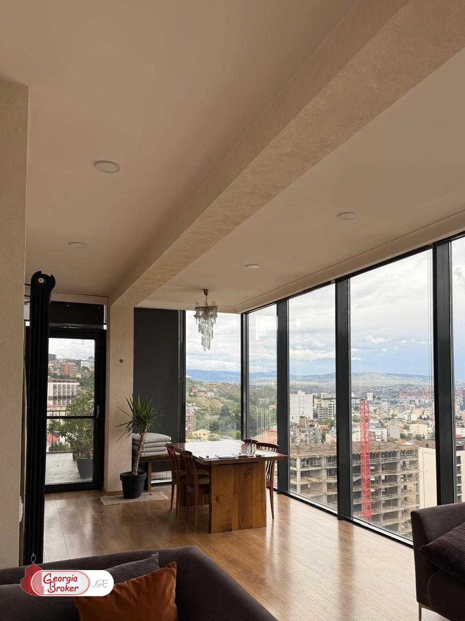 продается квартира с новым ремонтом 4-комнаты