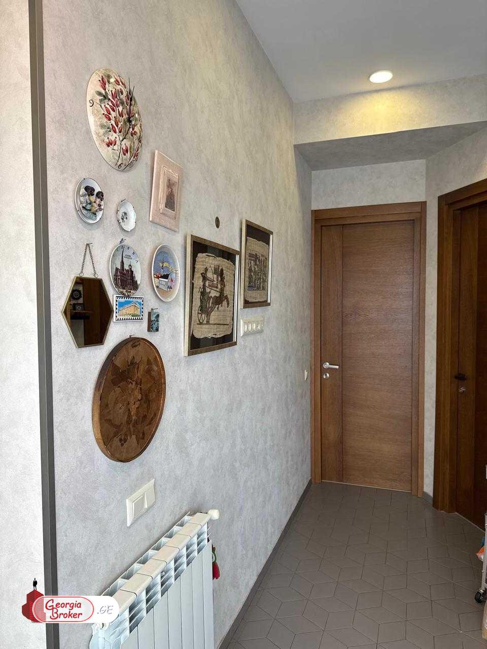 продается квартира с новым ремонтом 4-комнаты