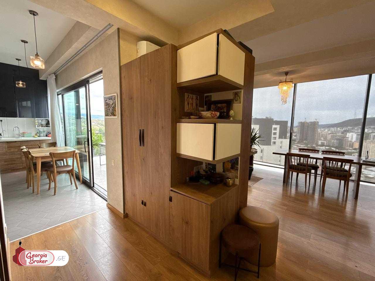 продается квартира с новым ремонтом 4-комнаты