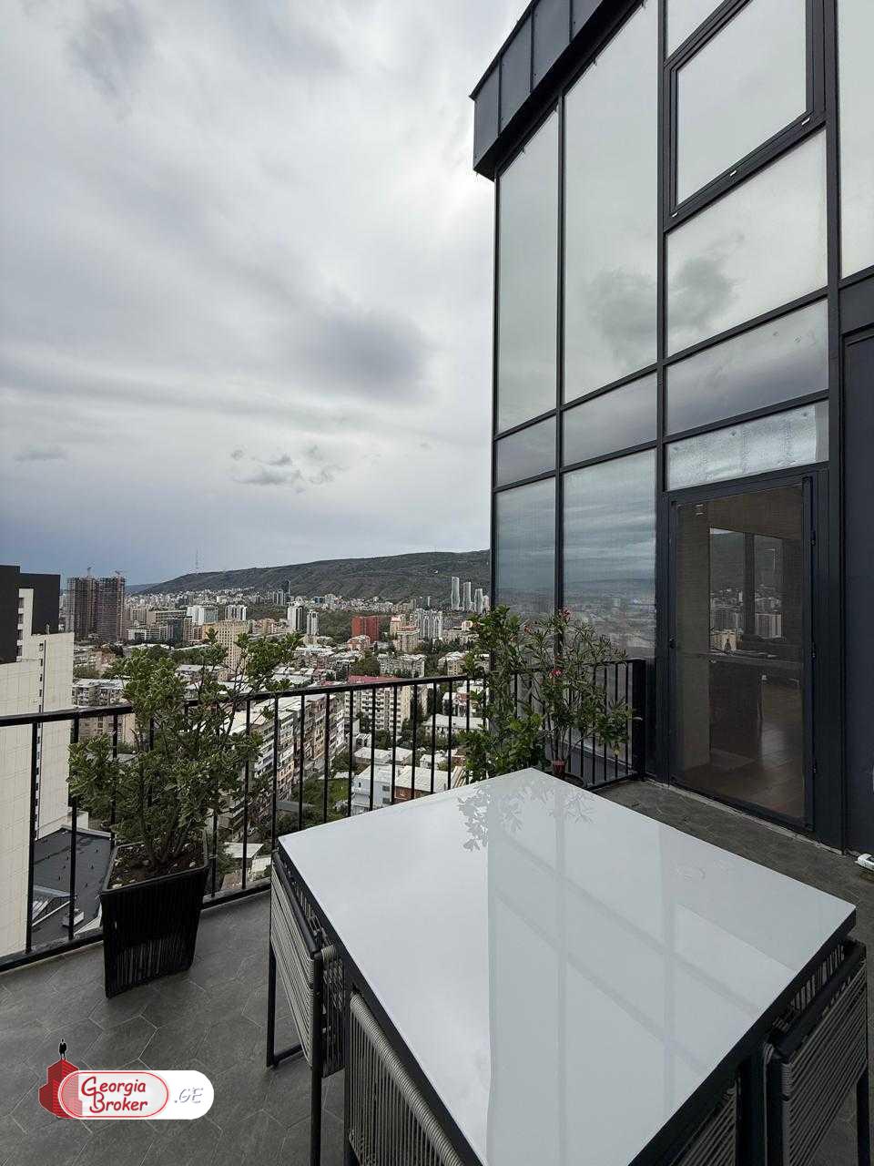 продается квартира с новым ремонтом 4-комнаты