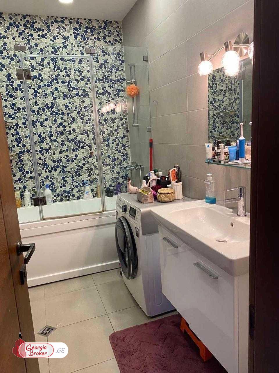 продается квартира с новым ремонтом 4-комнаты