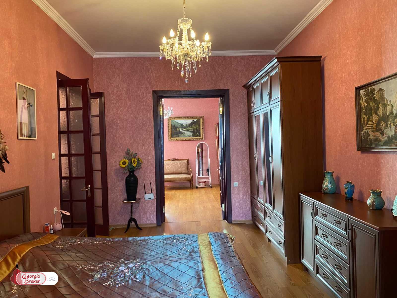 იყიდება ახალი გარემონტებული 4 ოთახიანი ბინა