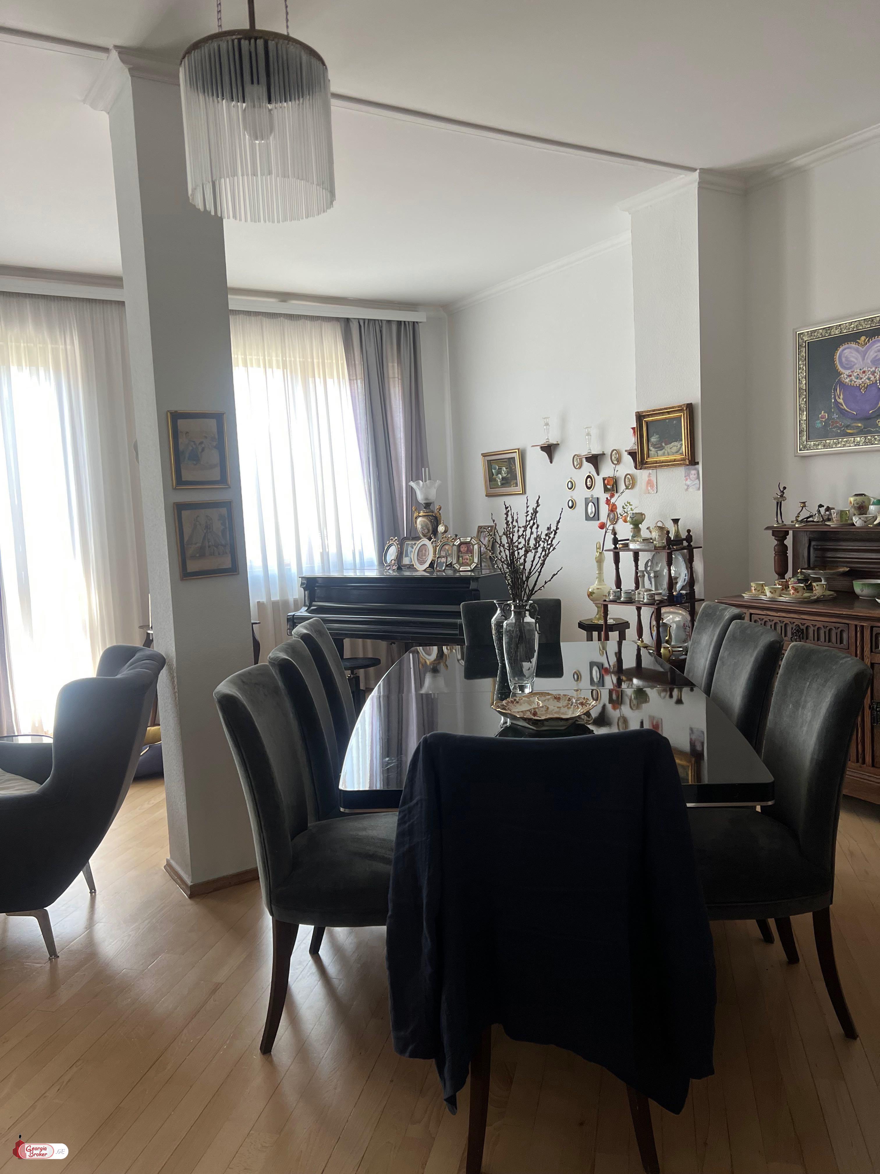 იყიდება ახალი გარემონტებული 4 ოთახიანი ბინა